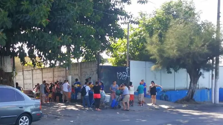 habitantes buscan agua