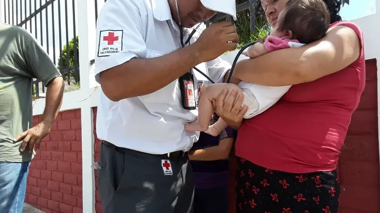 Cruz Roja atiende a bebé