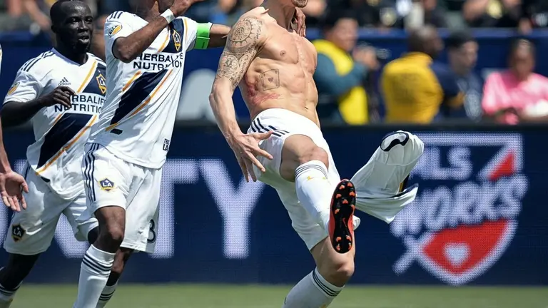 Zlatan Ibrahimovic celebra su gol con el Galaxy