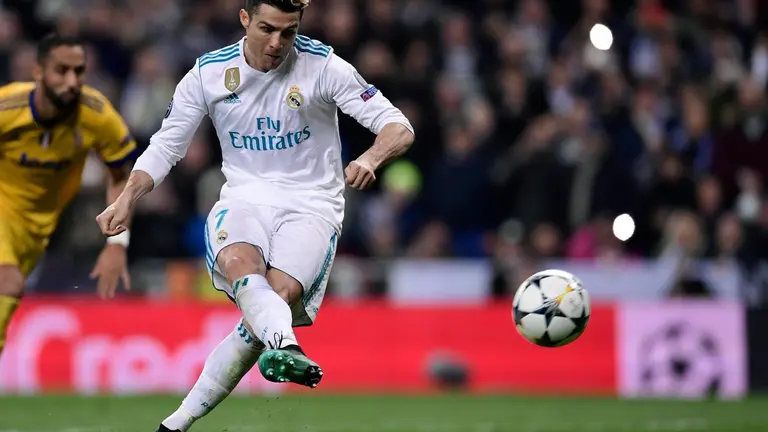 Cristiano Ronaldo marca de penalti ante la Juventus
