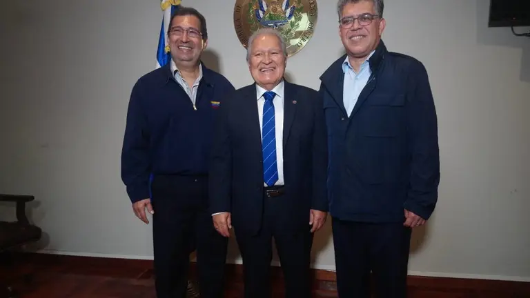 Sánchez Cerén recibe a Adán Chávez, hermano de Hugo Chávez