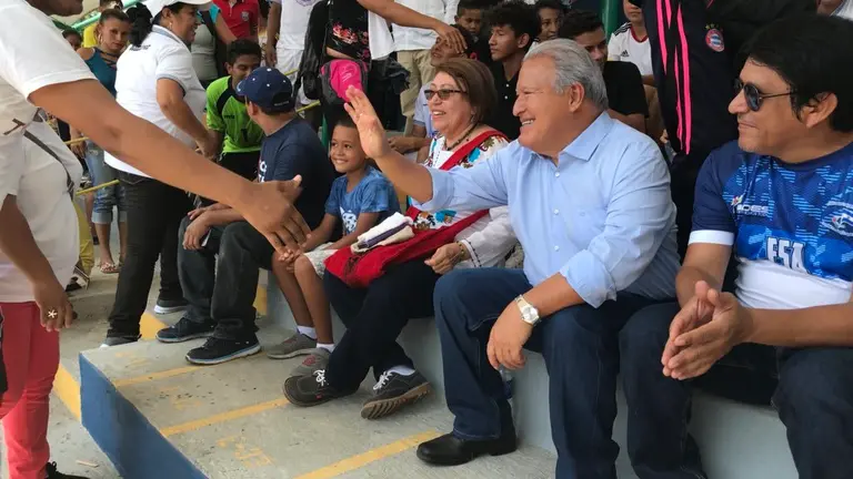 Sánchez Cerén en cancha de Costa del Sol
