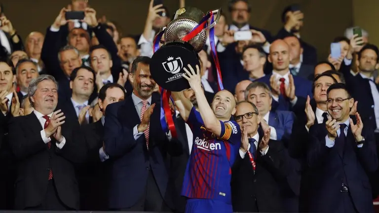 Andrés Iniesta levanta la Copa del Rey