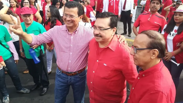 Medardo González con los precandidatos Hugo Martínez y Gerson Martínez