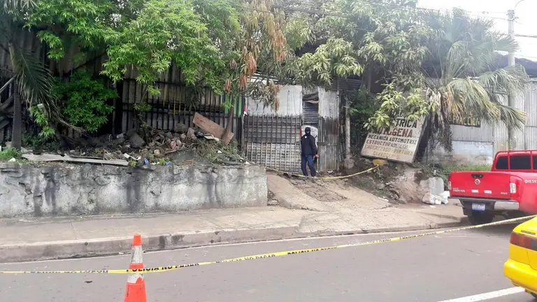 Taller donde había un cementerio clandestino en el barrio Modelo