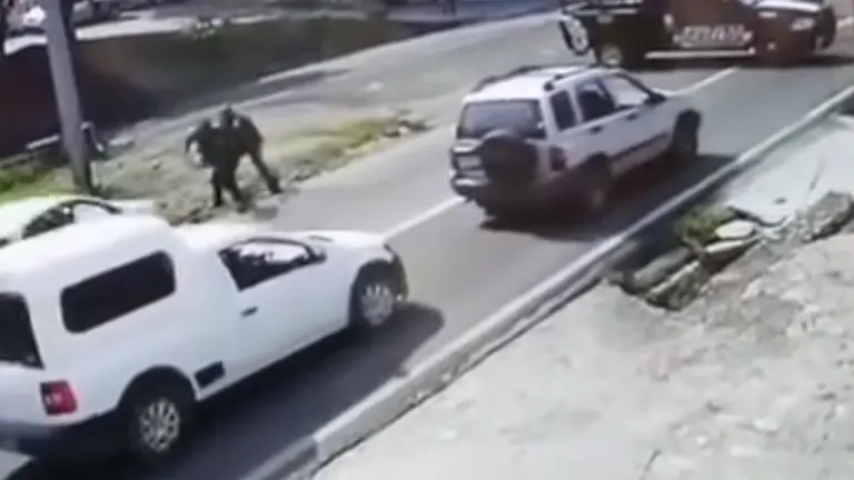 Captura de panatalla policías aropellados en México