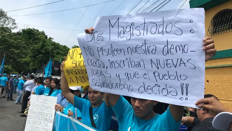 Nuevas Ideas protesta frente al TSE