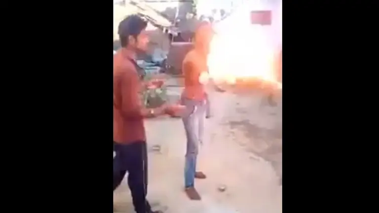 Hombre se prende fuego