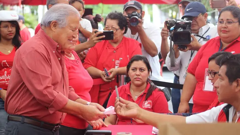 Sánchez Cerén votando en internas.