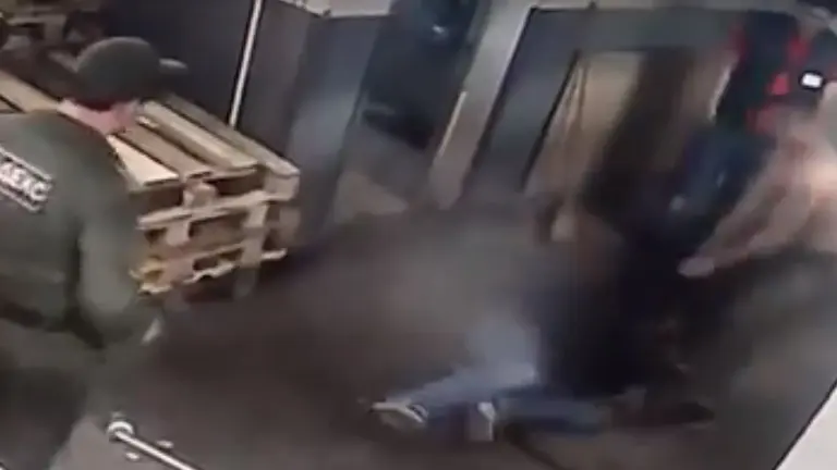 Golpiza a cliente en Rusia