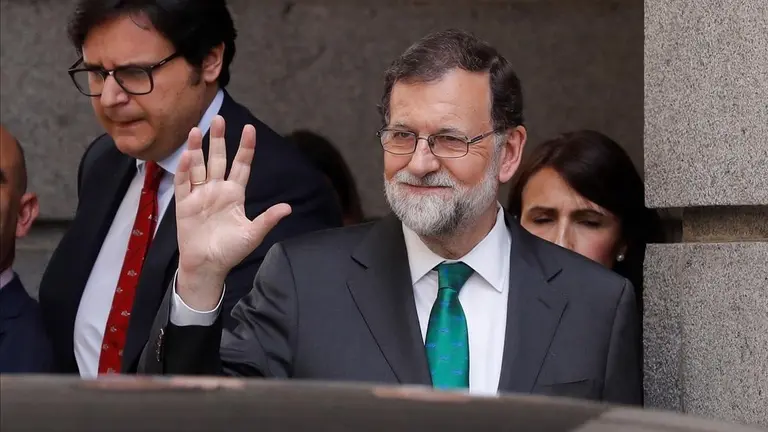 GRAF213  MADRID  31 05 2018 - El presidente del gobierno Mariano Rajoy  abandona el Congreso tras la sesion de la manana en la primera jornada de la mocion de censura presentada por el PSOE contra el Gobierno  EFE  Juan Carlos Hidalgo