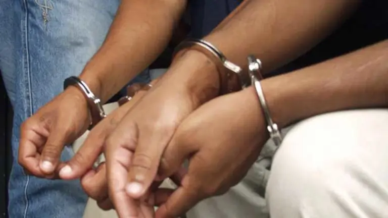 detenidos-manos-con-esposas1 (1)