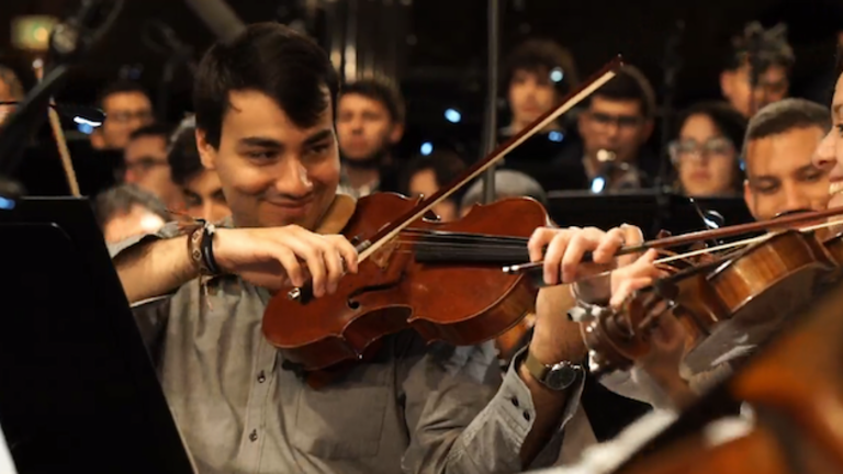 ORQUESTA QUE TOCA CON TENIS 2