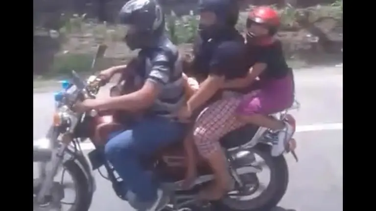Cuatro personas en una moto