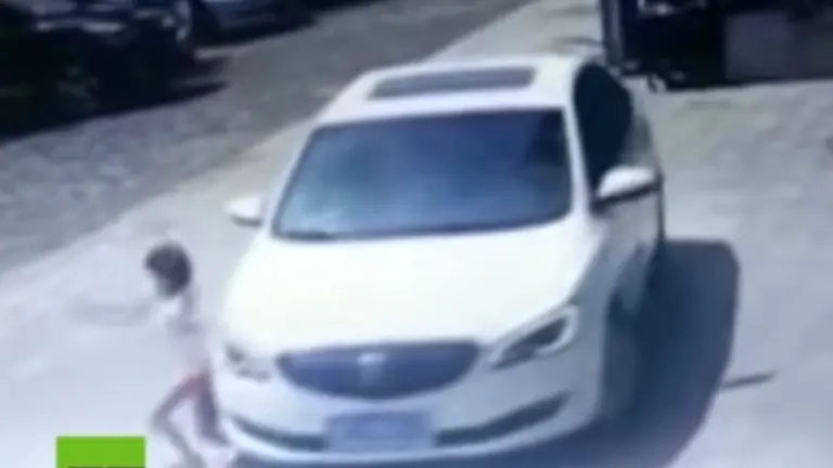 Niña atropellada en China