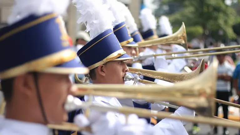 Año con año bandas de paz se citan desde tempranas horas para iniciar el recorrido del desfile