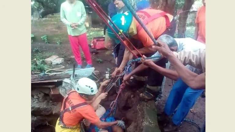Mujer rescatada de fosa séptica