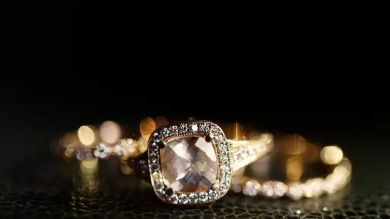 joyas-brillan-en-los-anillos-de-bodas-de-oro-que-yacen-en-el-cuero_8353-763