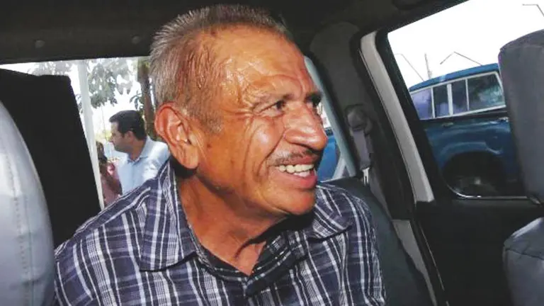 San Salvador, 21/03/2009
La DECO llevo a cabo la captura de 8 personas involucradas en el Caso de Katia Miranda; dentro de los detenidos se encuentra el abuelo de esta, Carlos Antonio Miranda Gonzalez. 
Las capturas se llevaron a cabo en San Juan Tepozontes, La Paz.
Foto EDH: Rene Rodríguez