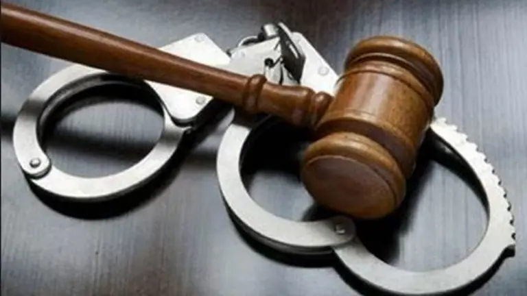 martillo juez detenido esposas