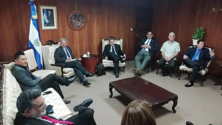 Diputados reunidos en despacho presidencial