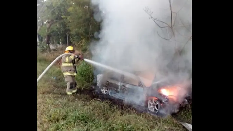 Incendio de vehículo en El Paisnal