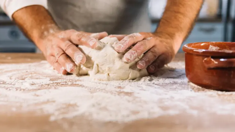 panadero-sexo-masculino-amasando-harina-masa-mesa-madera_23-2147926679