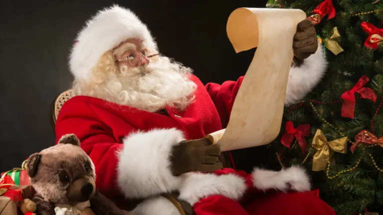 Papá Noel leyendo cartas