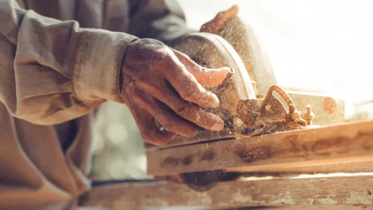 carpintero-sierra-circular-cortar-tablas-madera_46073-226