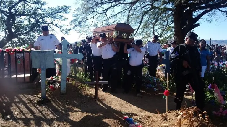 Entierro de agentes caídos