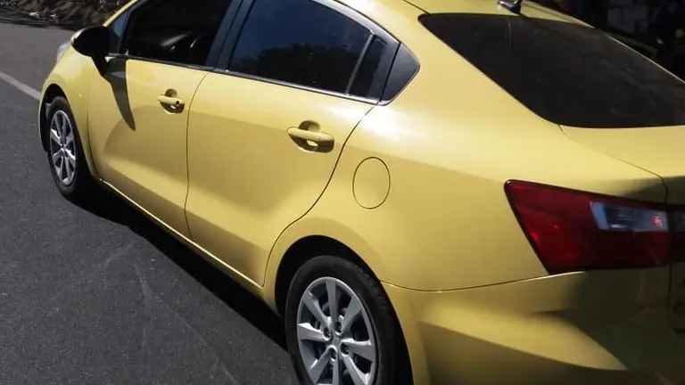 ladrones en guazapa a bordo de un carro deportivo