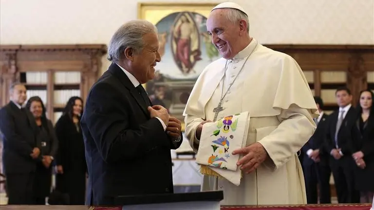 Papa y Sánchez Cerén