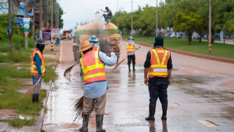 trabajador-barrendero-carretera-que-limpia-calle-ciudad-herramienta-escoba-tailandia_28989-543