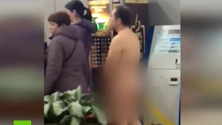 Hombre capturado por intentar subirse a avión en Rusia