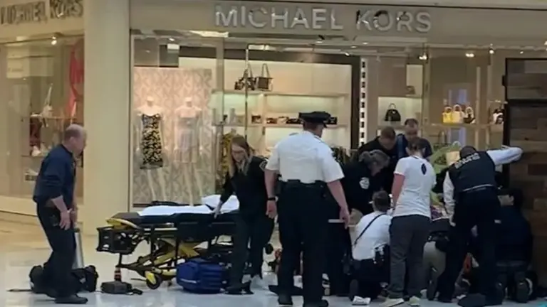 Niño empujado del tercer piso de un centro comercial