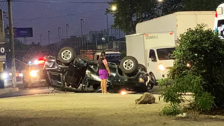 Carro volcado en Bulevar Venezuela