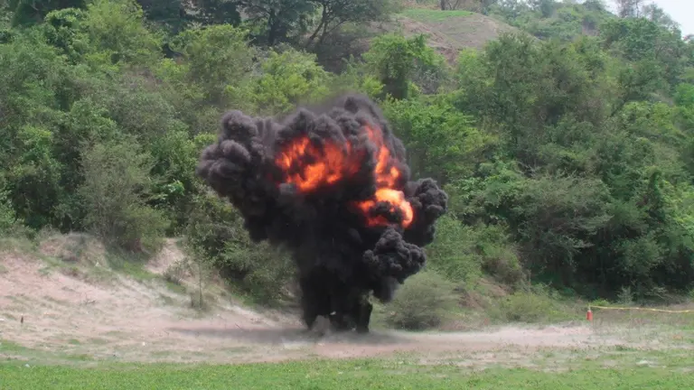 Destruyen explosivos