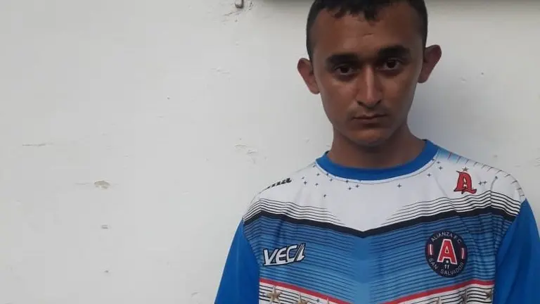 Capturado con camisa del alianza