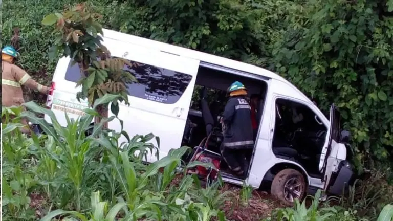 Turistas al barranco en Achapuco