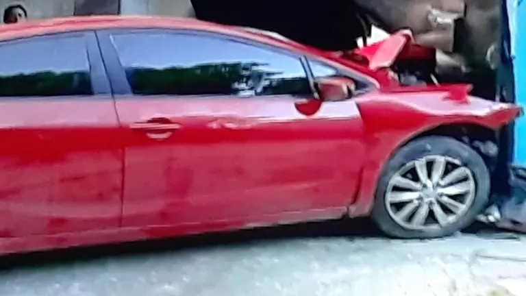 Vehículo contra portón de una casa en Apopa