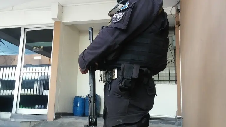 Policía custodiando