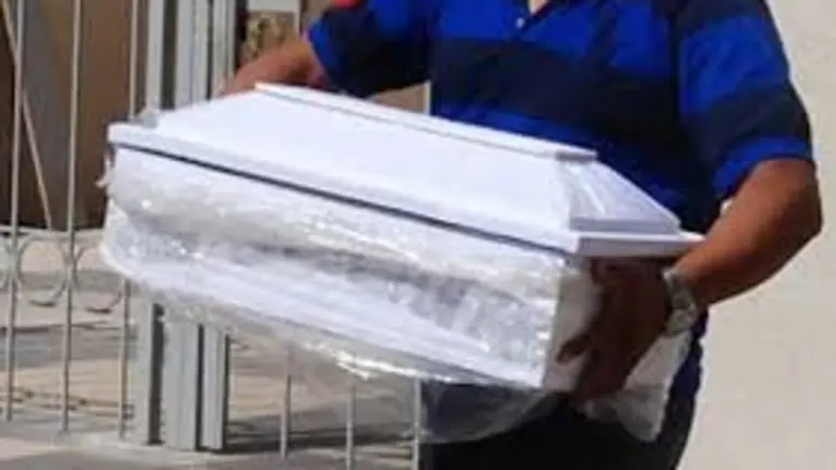 Hombre carga ataúd de Bebé