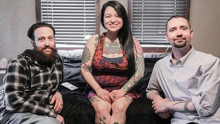 Mujer con dos esposos