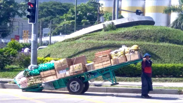 Hombre jalando carretera en zona Reloj de Flores