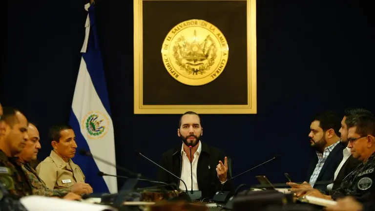 Bukele con mandos de Seguridad