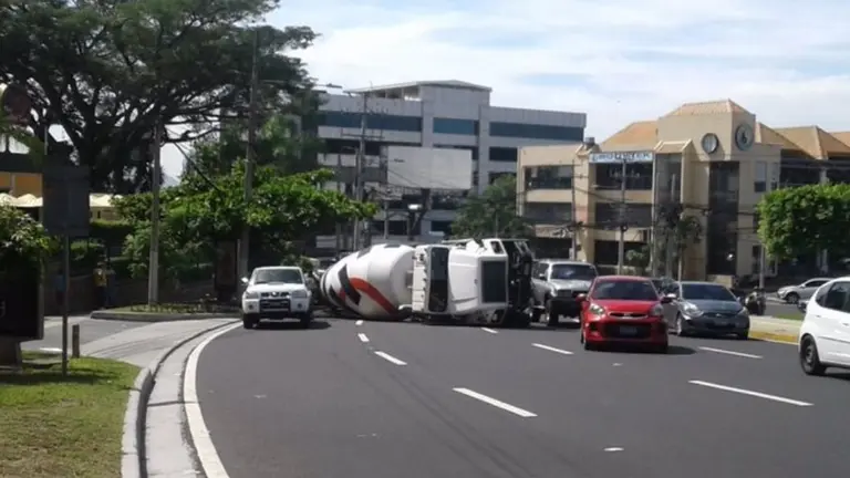 Pipa de Holcim volcada