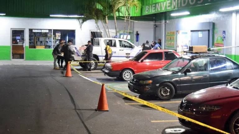 Muerto en despensa Familiar