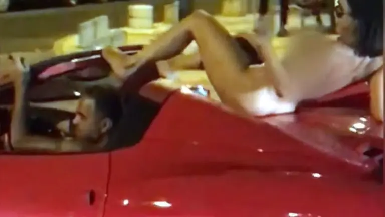 Se pasea con una mujer desnuda en Ferrari