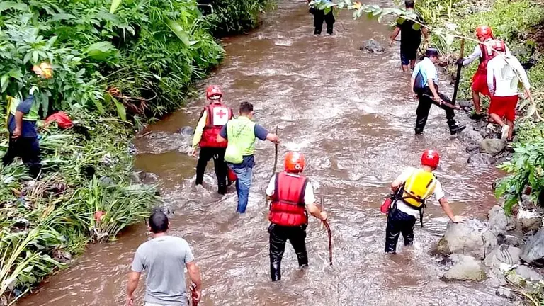 Búsqueda de hombre que cayó en tragante en Santa Tecla 1