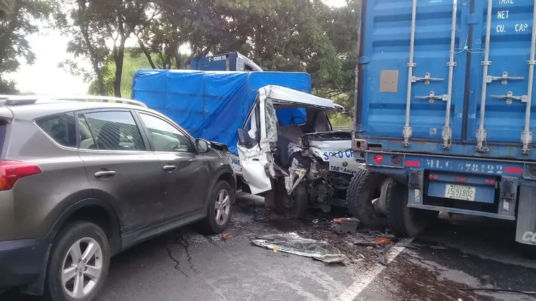 Triple choque en Santa Ana